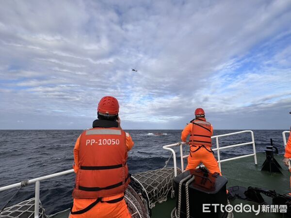 ▲「立發168號」今日中午12時51分許於富貴角北方約24海浬處翻覆,船上6名人員仍有3人失蹤 。(圖/記者郭世賢翻攝)