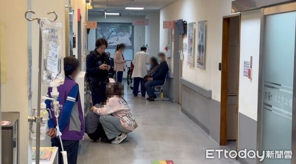 ▲新北市三重區弟弟殺姊妹,妻勸架也受傷,在醫院坐地痛哭。(圖/記者陳以昇翻攝)