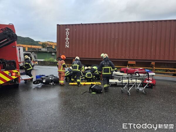 ▲▼ 瑞芳嚴重車禍! 貨櫃車與機車碰撞 騎士卡輪胎底命危 。(圖/記者郭世賢翻攝)