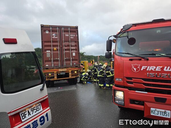 ▲▼ 瑞芳嚴重車禍! 貨櫃車與機車碰撞 騎士卡輪胎底命危 。(圖/記者郭世賢翻攝)
