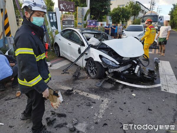 ▲屏東小客車追撞機車,7人受傷,駕駛困在車內。(圖/記者陳崑福翻攝)