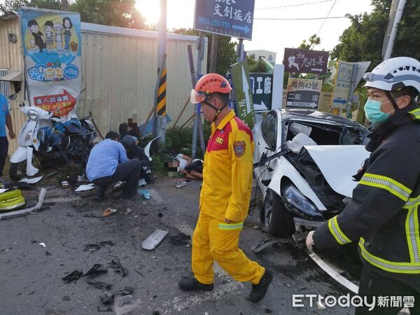 ▲屏東小客車追撞機車,7人受傷,駕駛困在車內。(圖/記者陳崑福翻攝)