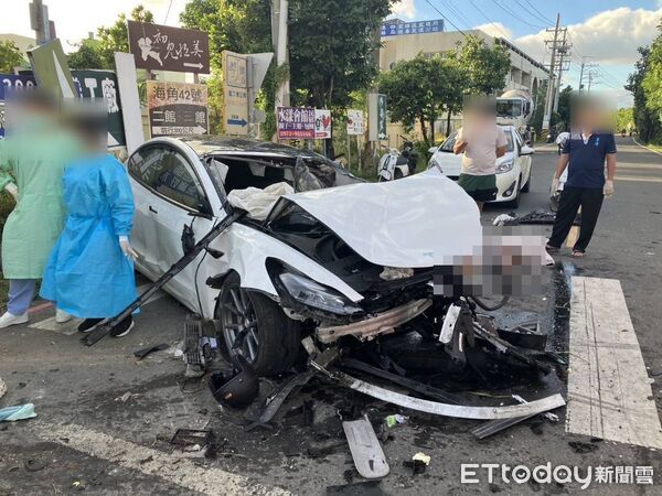 ▲▼屏東特斯拉撞水泥車1死7傷,撞擊畫面曝光。(圖/記者陳崑福翻攝)
