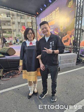 ▲照片當中康裕成跟曾俊傑兩人牽手 。(圖/記者吳奕靖翻攝)