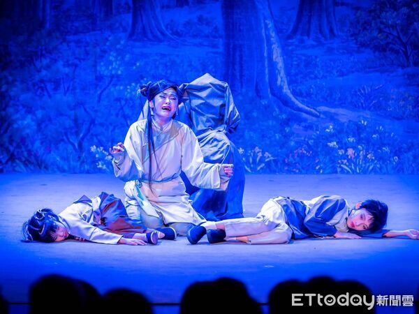 ▲《庄頭作戲-王金櫻歌仔戲經典城鄉展演計畫》 埔里恆吉宮演出傳統與創新的絕妙交織,國寶貓咪藝師王金櫻、小咪聯手再現歌仔經典。(圖/中華王金櫻傳統文化藝術協會提供)