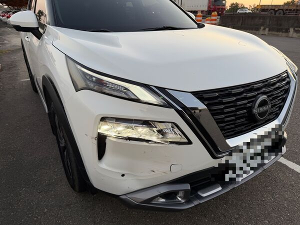 ▲國道北上301.6公里有車輛掉落雞籠,讓後車不慎撞上。(圖/翻攝自社會事新聞影音)