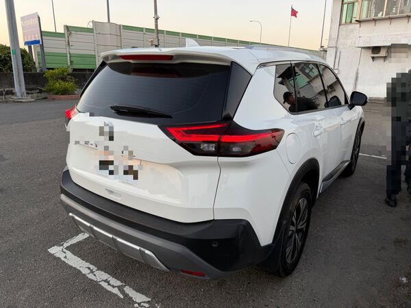 ▲國道北上301.6公里有車輛掉落雞籠,讓後車不慎撞上。(圖/翻攝自社會事新聞影音)