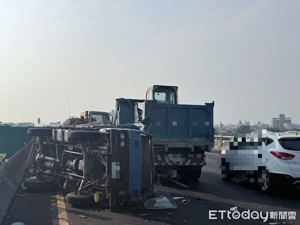 ▲國1安定路段上午發生3車連環追撞,小貨車翻覆。(記者林東良翻攝,下同)