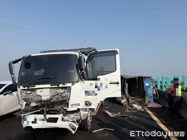 ▲國1安定路段上午發生3車連環追撞,小貨車翻覆。(記者林東良翻攝,下同)