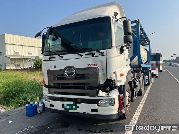 ▲國1安定路段上午發生3車連環追撞,小貨車翻覆。(記者林東良翻攝,下同)