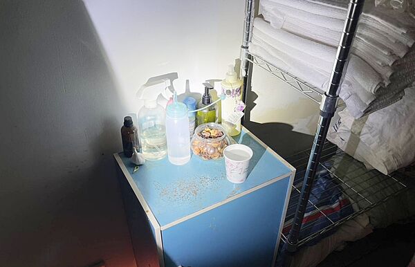 ▲桃園警分局昨天下午持搜索票在桃園區兩處攻堅,現場起獲保險套等證物。(圖/桃園警方提供)