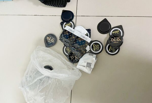 ▲桃園警分局昨天下午持搜索票在桃園區兩處攻堅應召站,現場相關證物。(圖/桃園警方提供)