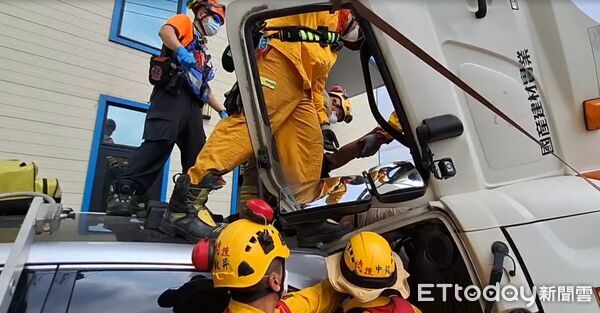 ▲永康一輛水泥預拌車翻覆,駕駛受困車頭內,特搜人員利用破壞器材破拆,約20分鐘將王姓駕駛救出送醫。(圖/記者林東良翻攝,下同)