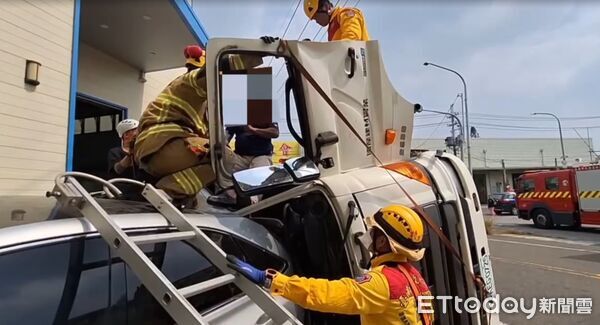 ▲永康一輛水泥預拌車翻覆,駕駛受困車頭內,特搜人員利用破壞器材破拆,約20分鐘將王姓駕駛救出送醫。(圖/記者林東良翻攝,下同)