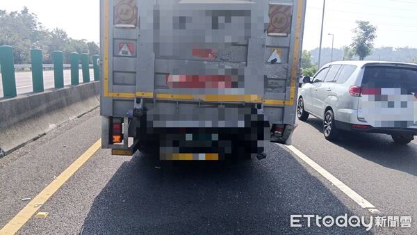 ▲盧男駕駛小貨車於國3竹崎路段追撞前方大貨車,盧楠與小貨車乘客都失去呼吸心跳送醫搶救。(圖/記者陳崑福翻攝)