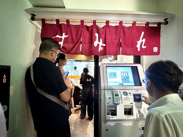 ▲▼札幌味噌拉麵創始店「すみれ(薄野店)」,開枝散葉一甲子。(圖/部落客小虎提供)