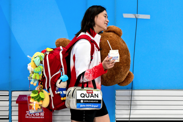 ▲▼全紅嬋忍痛抱傷出賽。(圖/翻攝自微博)