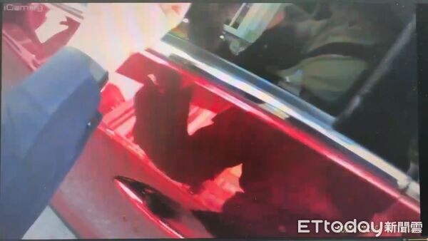 ▲▼ 正妹主持人誤被當嫌犯 警攔車盤查!松山分局道歉了 。(圖/記者邱中岳翻攝)