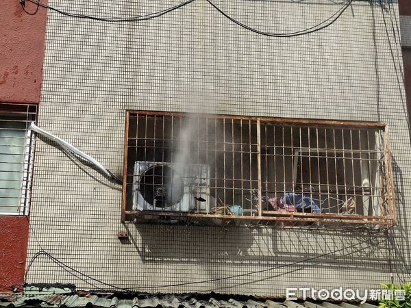 ▲台南東區一處住宅冷氣室外機起火,消防隊迅速到場滅火。(記者林東良翻攝,下同)