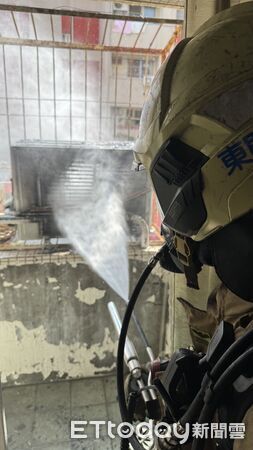 ▲台南東區一處住宅冷氣室外機起火,消防隊迅速到場滅火。(記者林東良翻攝,下同)
