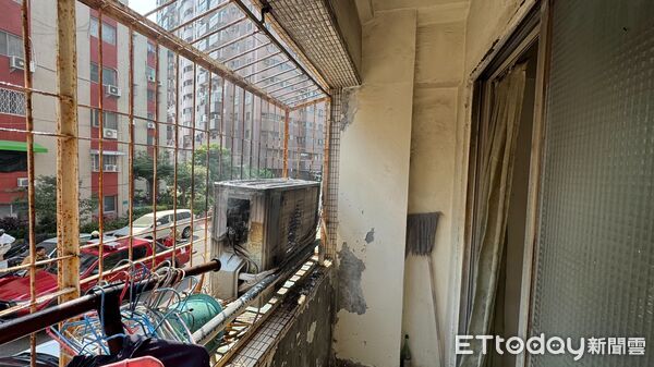 ▲台南東區一處住宅冷氣室外機起火,消防隊迅速到場滅火。(記者林東良翻攝,下同)