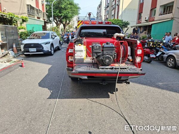 ▲台南東區一處住宅冷氣室外機起火,消防隊迅速到場滅火。(記者林東良翻攝,下同)