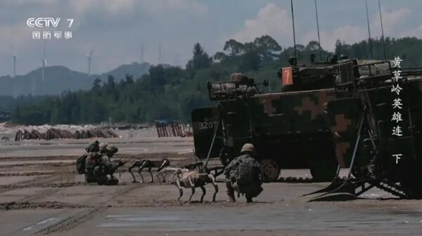 ▲▼解放軍東部戰區陸軍第72集團軍下轄的「黃草嶺英雄連」搶灘登陸使用「機器狼」參與進攻。(圖/翻攝自央視)