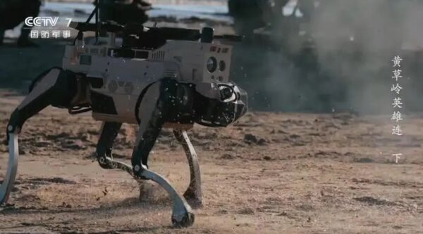 ▲▼解放軍東部戰區陸軍第72集團軍下轄的「黃草嶺英雄連」搶灘登陸使用「機器狼」參與進攻。(圖/翻攝自央視)