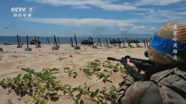 ▲▼解放軍東部戰區陸軍第72集團軍下轄的「黃草嶺英雄連」搶灘登陸使用「機器狼」參與進攻。(圖/翻攝自央視)