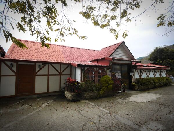 ▲▼被山巒圍繞的河谷景觀咖啡廳「森鄰水岸景觀咖啡館」,享受著南洋氣息的旅行。(圖/部落客黑皮提供)