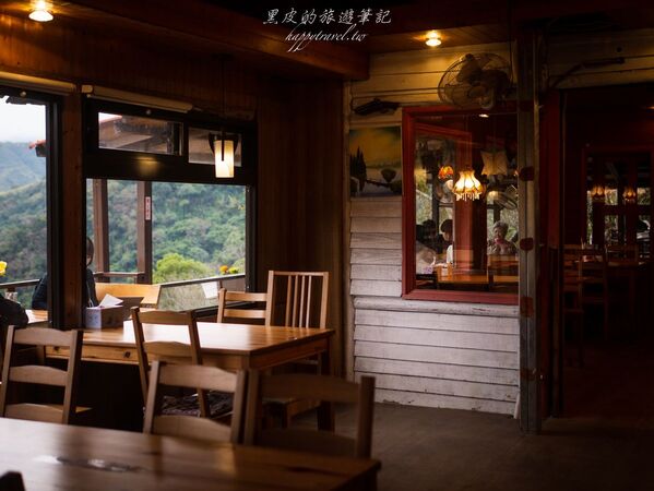 ▲▼被山巒圍繞的河谷景觀咖啡廳「森鄰水岸景觀咖啡館」,享受著南洋氣息的旅行。(圖/部落客黑皮提供)