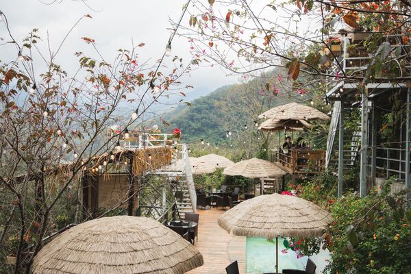 ▲▼被山巒圍繞的河谷景觀咖啡廳「森鄰水岸景觀咖啡館」,享受著南洋氣息的旅行。(圖/部落客黑皮提供)