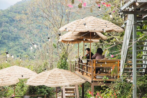 ▲▼被山巒圍繞的河谷景觀咖啡廳「森鄰水岸景觀咖啡館」,享受著南洋氣息的旅行。(圖/部落客黑皮提供)