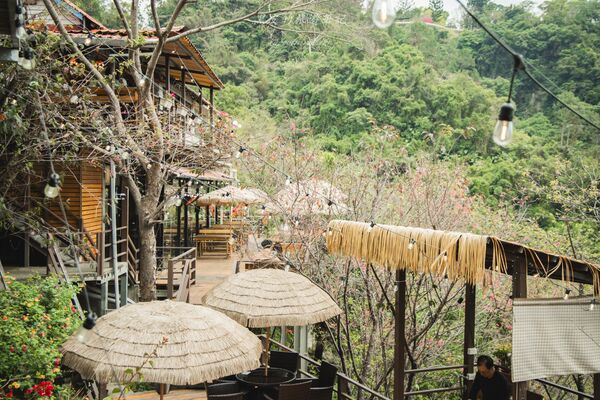 ▲▼被山巒圍繞的河谷景觀咖啡廳「森鄰水岸景觀咖啡館」,享受著南洋氣息的旅行。(圖/部落客黑皮提供)