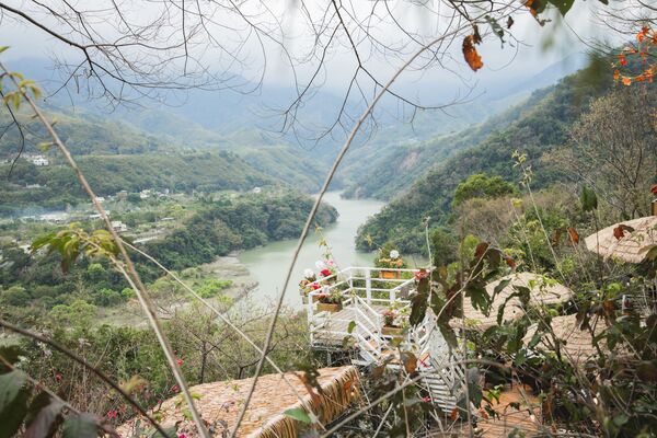 ▲▼被山巒圍繞的河谷景觀咖啡廳「森鄰水岸景觀咖啡館」,享受著南洋氣息的旅行。(圖/部落客黑皮提供)