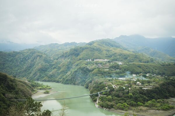 ▲▼被山巒圍繞的河谷景觀咖啡廳「森鄰水岸景觀咖啡館」,享受著南洋氣息的旅行。(圖/部落客黑皮提供)