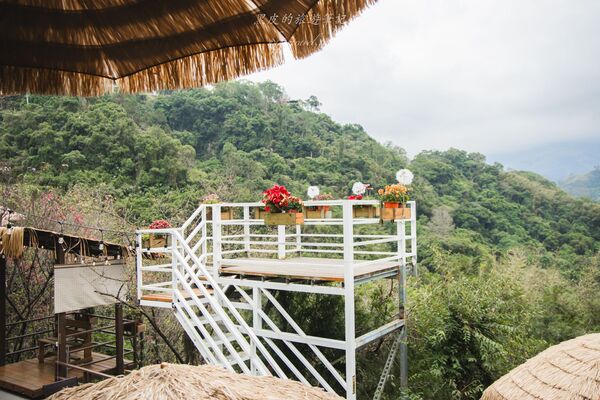 ▲▼被山巒圍繞的河谷景觀咖啡廳「森鄰水岸景觀咖啡館」,享受著南洋氣息的旅行。(圖/部落客黑皮提供)