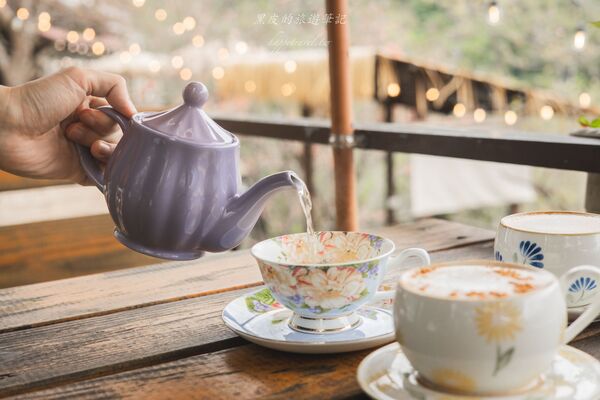 ▲▼被山巒圍繞的河谷景觀咖啡廳「森鄰水岸景觀咖啡館」,享受著南洋氣息的旅行。(圖/部落客黑皮提供)