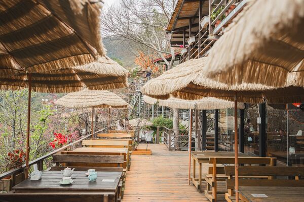 ▲▼被山巒圍繞的河谷景觀咖啡廳「森鄰水岸景觀咖啡館」,享受著南洋氣息的旅行。(圖/部落客黑皮提供)