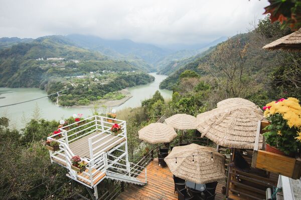 ▲▼被山巒圍繞的河谷景觀咖啡廳「森鄰水岸景觀咖啡館」,享受著南洋氣息的旅行。(圖/部落客黑皮提供)