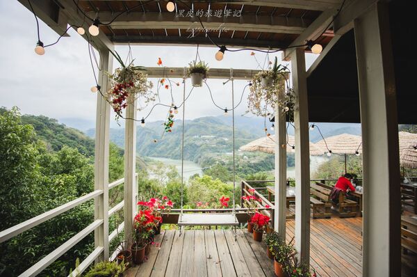 ▲▼被山巒圍繞的河谷景觀咖啡廳「森鄰水岸景觀咖啡館」,享受著南洋氣息的旅行。(圖/部落客黑皮提供)