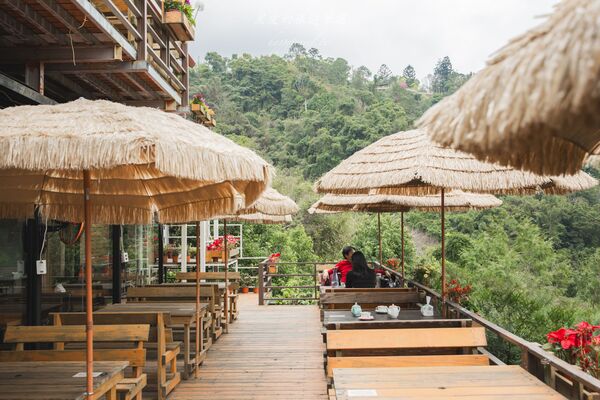 ▲▼被山巒圍繞的河谷景觀咖啡廳「森鄰水岸景觀咖啡館」,享受著南洋氣息的旅行。(圖/部落客黑皮提供)