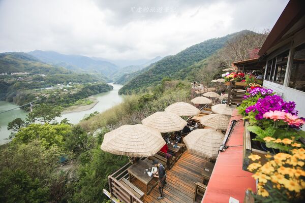 ▲▼被山巒圍繞的河谷景觀咖啡廳「森鄰水岸景觀咖啡館」,享受著南洋氣息的旅行。(圖/部落客黑皮提供)