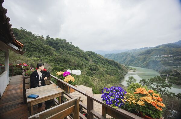 ▲▼被山巒圍繞的河谷景觀咖啡廳「森鄰水岸景觀咖啡館」,享受著南洋氣息的旅行。(圖/部落客黑皮提供)
