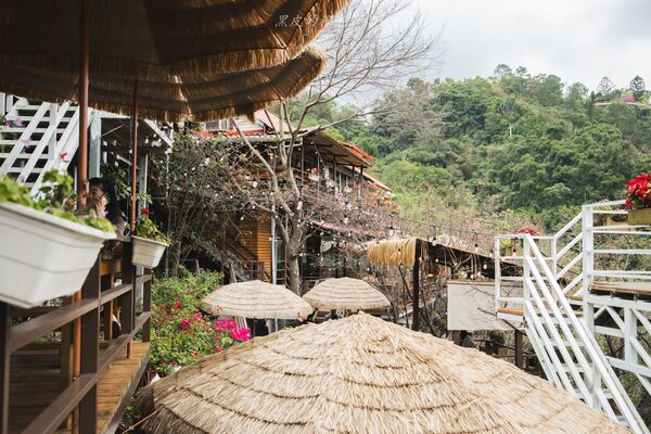 ▲▼被山巒圍繞的河谷景觀咖啡廳「森鄰水岸景觀咖啡館」,享受著南洋氣息的旅行。(圖/部落客黑皮提供)