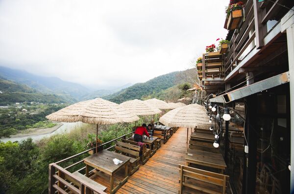 ▲▼被山巒圍繞的河谷景觀咖啡廳「森鄰水岸景觀咖啡館」,享受著南洋氣息的旅行。(圖/部落客黑皮提供)