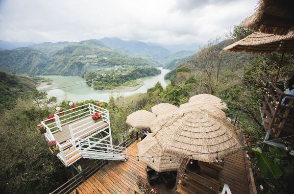 ▲▼被山巒圍繞的河谷景觀咖啡廳「森鄰水岸景觀咖啡館」,享受著南洋氣息的旅行。(圖/部落客黑皮提供)