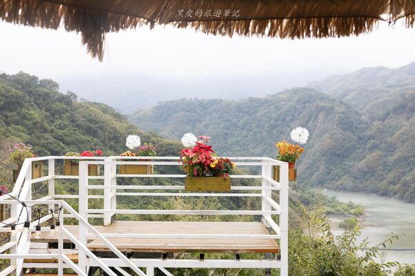 ▲▼被山巒圍繞的河谷景觀咖啡廳「森鄰水岸景觀咖啡館」,享受著南洋氣息的旅行。(圖/部落客黑皮提供)