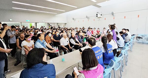 ▲桃園市南門市場前晚發生大火,市場攤商自治會今天上午召開自救會,上百攤商到場參與。(圖/市府經發局提供)