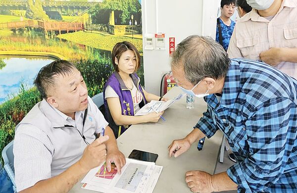 ▲桃園市南門市場前晚發生大火,市場攤商自治會今天上午召開自救會,有攤商向經發局市場科陳慶仁詢問。(圖/市府經發局提供)